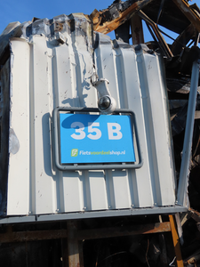 908967 Afbeelding van een paneel met het nummerbord 35B van de Fietsvoordeelshop, een restant van het ...